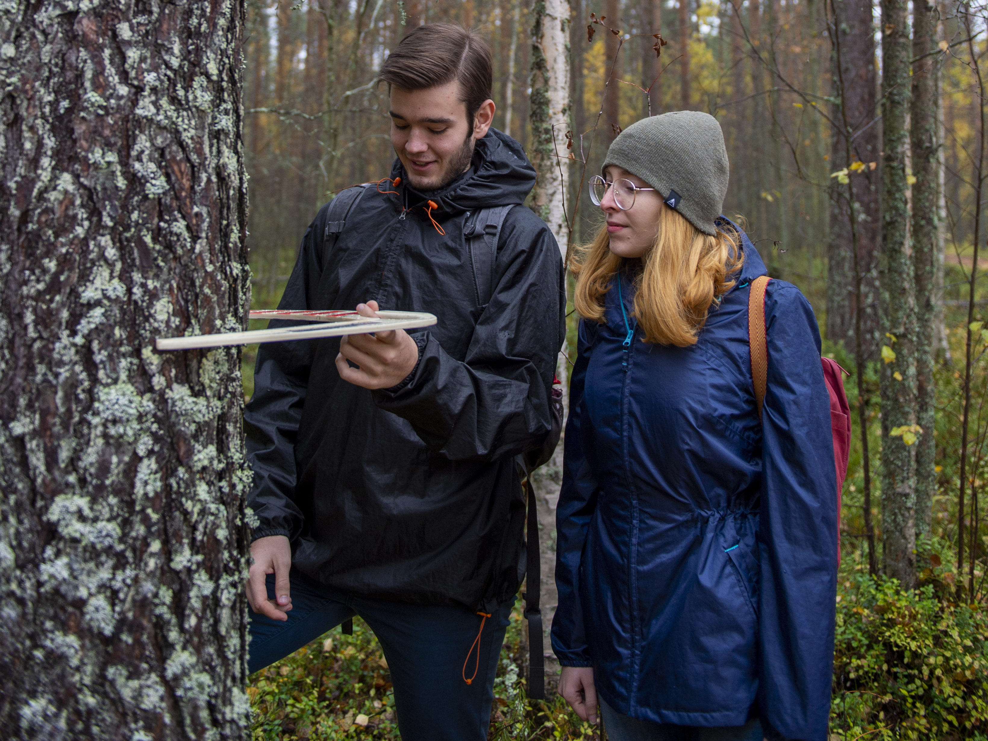 Maisteriohjelman opiskelijat metsässä.