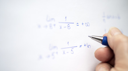 Matematiikan tehtävän ratkaiseminen.