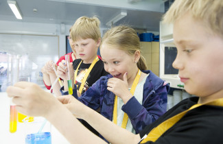 Lapset tutkailevat koeputkia