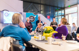 Yleisöä tiedekahvilassa