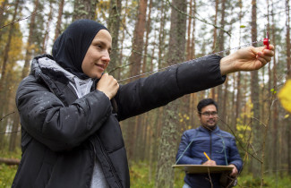 Amina Derlić ja Rayhanur Rahman metsätieteiden kenttäkurssilla