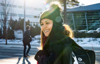 Nainen kulkee kadulla.