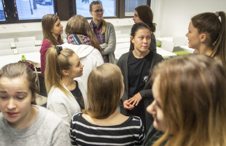 Opiskelijat keskustelevat ryhmissä