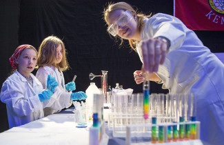 SciFest-tiedetapahtuman osallistujia.