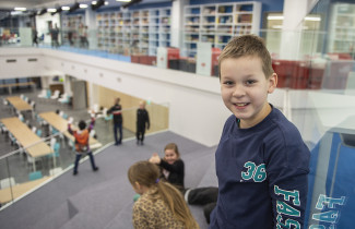 Rantakylän normaalikoulun oppilas aulatiloissa.