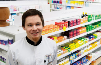 Proviisori Jani Rönkkö apteekissa