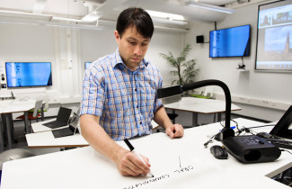 Kielikeskuksen johtaja Lauri Tolkki.