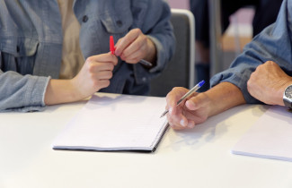 Kädet lehtiön päällä