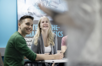 Nuoria opiskelijoita