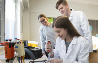 Steffi Goffart ja normaalikoulun oppilaita laboratoriossa.