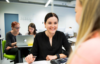 Opiskelijat tekevät ryhmätyötä.