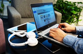 Opiskelija työskentelee tietokoneella.