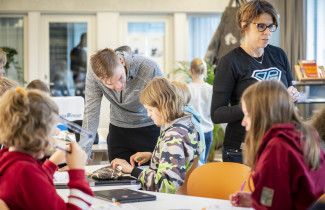 Oppilaat opiskelevat monitoimitilassa