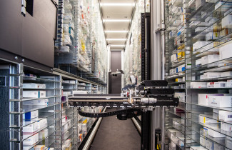 Robotti toimittaa lääkepakkauksia Itä-Suomen yliopiston apteekissa.