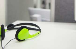 Kuulokkeet pöydällä.