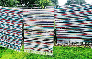 Räsymattoja kuivumassa narulla