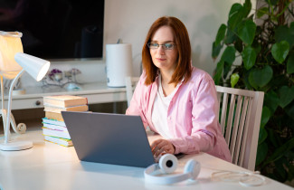 nainen opiskelee kotona