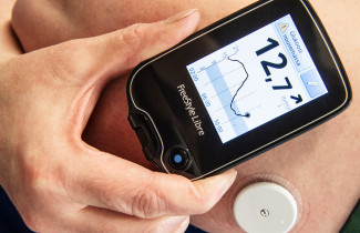 Verensokerimittarinäyttää korkeaa verensokeriarvoa.