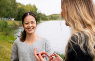 UEF-lähettiläs Nina Vuori Savilahden rannassa