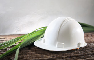 Suojakypärä ja heinää