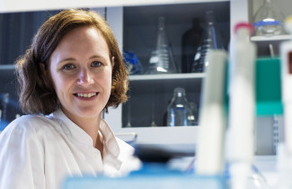 Nainen laboratoriossa.
