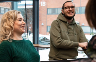 Verkko- ja monimuotopedagogiikan fasilitaattorien kuvituskuva.