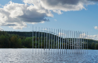 Lentoon -veistos Savilahdessa.