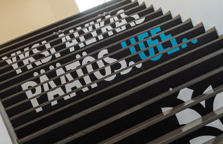 Carelia-talon portaiden teksti.