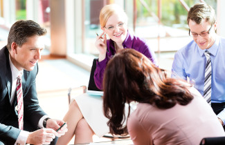 Iloisia ihmisiä yhdessä.