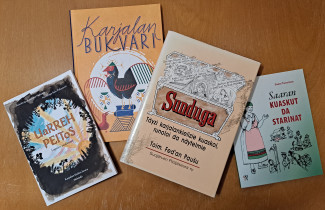 Karjalan kielen oppikirjoja pöydällä