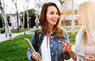 Ystävykset keskustelevat puistossa.