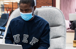 Two students in the UEF library.