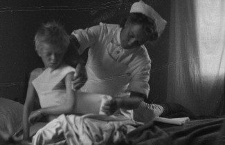 Partisaanien haavoittama poika Lieksan sotasairaalassa.