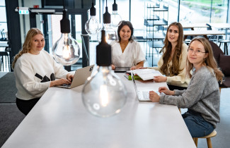 UEF-lähettiläät Snellmaniassa