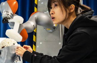 Nainen työskentelee laboratoriossa.