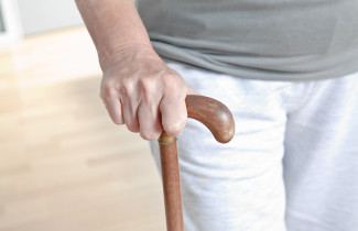 Käsi ja kävelykeppi