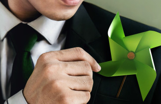 Mies ja vihreä hyrrä.