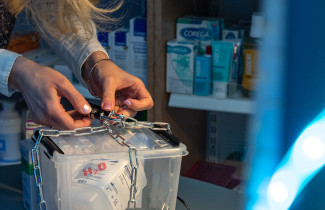 Opiskelija ratkaisee pakopelitehtävää.