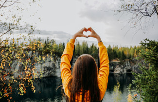 Nainen seisoo kanjonin reunalla.