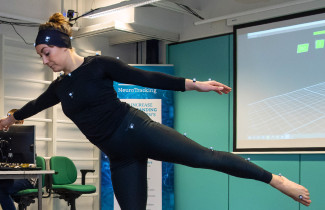 Tanssija liikelaboratoriossa.