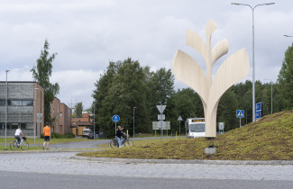 Kiertoliittymä, jonka keskellä Kasvu-ympäristöteos, joka kuvaa Itä-Suomen yliopiston logoa.