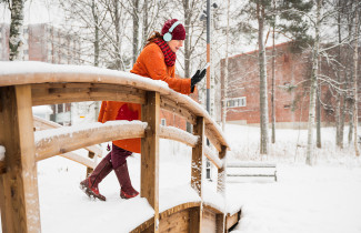 nainen katselee padia sillalla