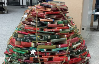 kirjoista koottu joulukuusi.