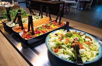 Salaatteja lounaslinjastolla.