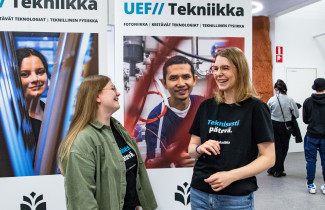 Kaksi opiskelijaa esittelee tekniikan alan koulutusta.