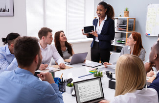 Ihmisiä kokouksessa.