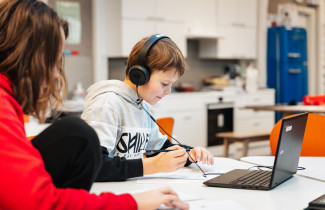 Oppilas tekee koulutehtävää.