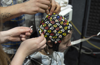 Testausta logopedian labrassa.