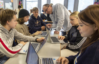 Oppilaat ja opettaja.