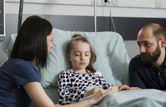 Sairas lapsi ja vanhemmat.